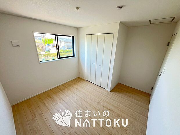 【現地写真(洋室)】木目の美しさを際立たせるシンプルデザインの建具を使用しています。