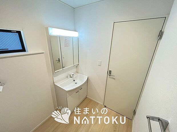 【洗面台・洗面所】鏡の両サイドは、必要なものを取出しやすく、大きな鏡面で朝の準備も快適。
使いやすいリフトアップ機能付きのシングルレバーシャワー水栓付です。