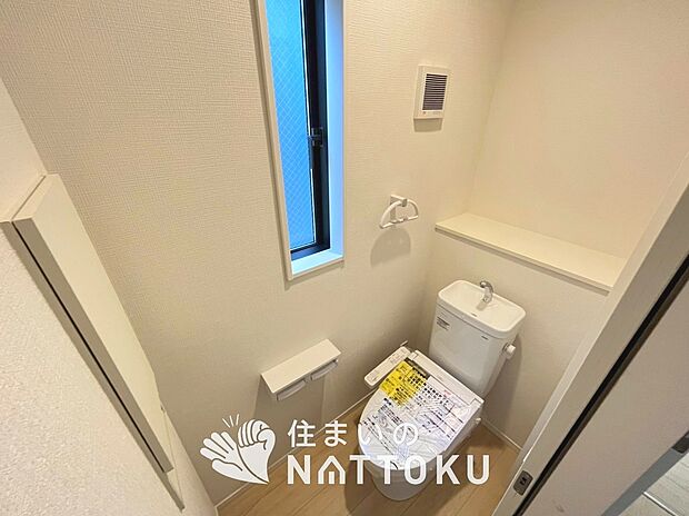 【トイレ】汚れてもサッとひと拭きでお手入れ簡単、エコ仕様の温水洗浄便座付きのトイレです。
バリアフリーにも配慮しています。