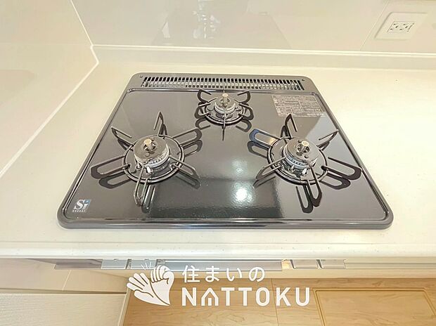 【ビルトインコンロ】フラットな構造で清掃性が高く、過熱防止センサー付3口タイプで日頃の家事も快適です。