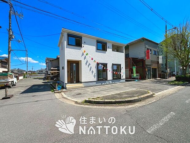 【現地写真(前道含む外観)】軽くて火災に強い屋根材を採用し、地震時の建物への負担や揺れを軽減しています。