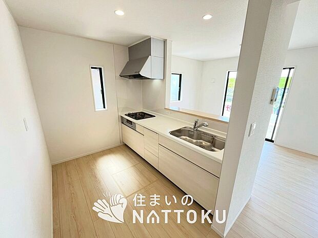 【現地写真(キッチン)】収納たっぷりのシステムキッチン、浄水器付水栓を標準装備しています。