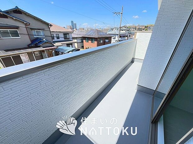 【バルコニー】奥行きが広く、洗濯物をゆったりと干せる十分な広さで、家族の洗濯も捗ります。