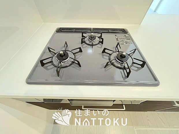 【ビルトインコンロ】フラットな構造で清掃性が高く、過熱防止センサー付３口タイプで日頃の家事も快適です。