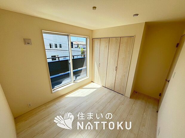 【現地写真（寝室）】木目の美しさを際立たせるシンプルデザインの建具を使用しています。