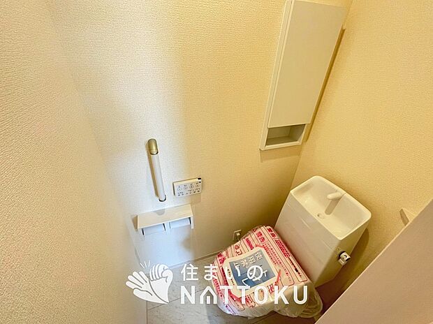 【トイレ】汚れてもサッとひと拭きでお手入れ簡単、エコ仕様の温水洗浄便座付きのトイレです。
バリアフリーにも配慮しています。
