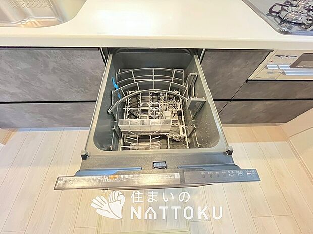 【食器洗い乾燥機】食後の時間にゆとりを与えてくれる食器洗い乾燥機。
操作ボタンも上面にあるので、腰をかがめずに操作ができラクラクです。
