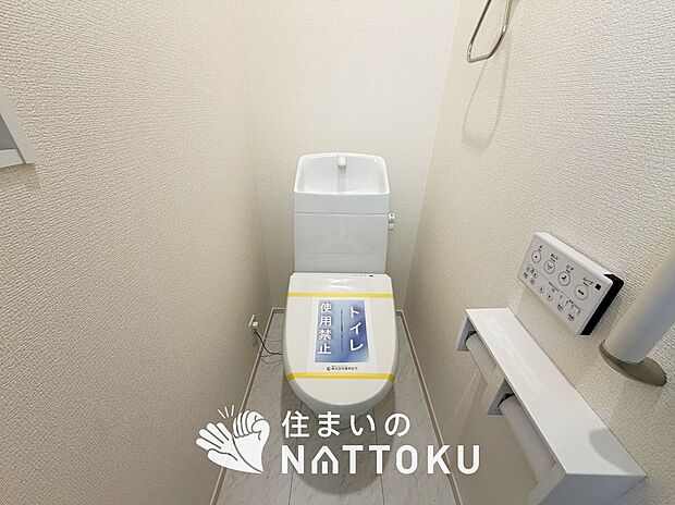 【トイレ】汚れてもサッとひと拭きでお手入れ簡単、エコ仕様の温水洗浄便座付きのトイレです。
バリアフリーにも配慮しています。