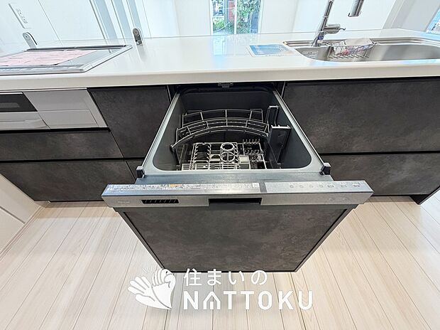 【食器洗い乾燥機】食後の時間にゆとりを与えてくれる食器洗い乾燥機。
操作ボタンも上面にあるので、腰をかがめずに操作ができラクラクです。