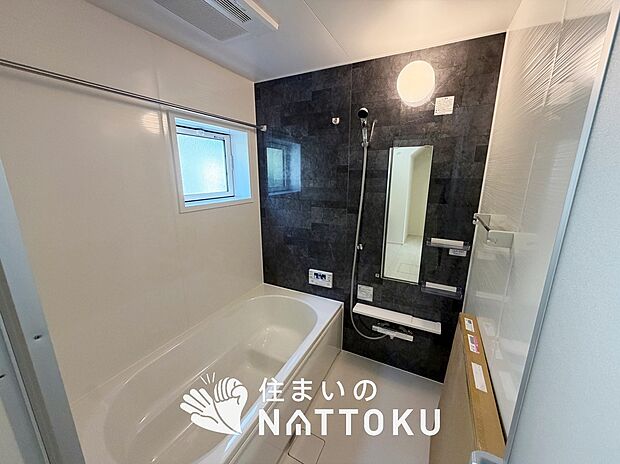 【現地写真(浴室)】浴室暖房乾燥機付き。1坪タイプで広々です。