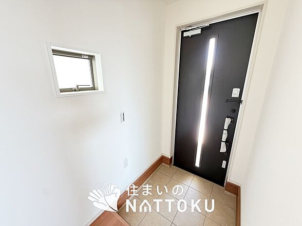 【現地写真（玄関）】玄関には、大型のシューズ収納を設置しています。