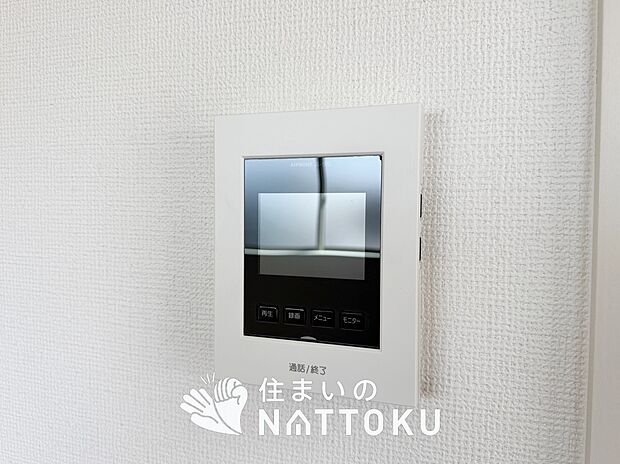 【TVモニター付インターホン】来訪者を画像と音声で確認できる、防犯性に優れた安心のシステム。
スッキリしたデザインで、誰でも簡単に操作できます。