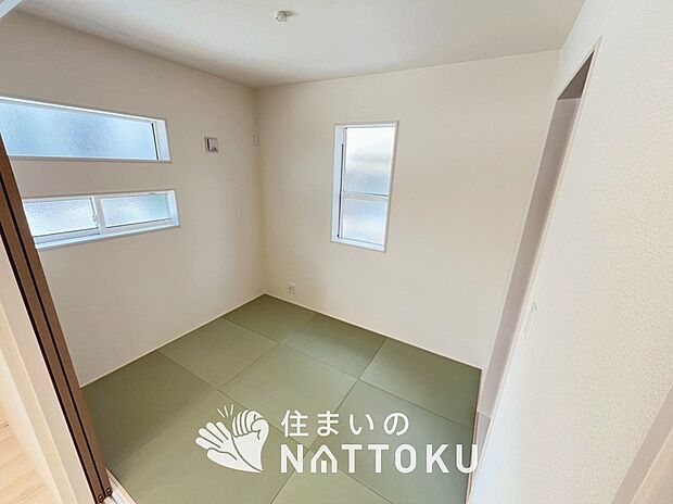 【現地写真（和室）】大壁仕様の新和室。くつろぎの空間です。