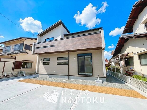 【現地写真（外観）】雨で汚れを落とし、耐久性・耐候性に優れた外壁を使用しています。