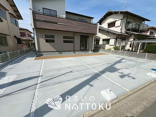 【現地写真（駐車場）】駐車スペースが広く、運転が苦手な方も安心です。