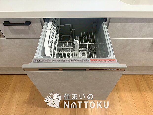 【食器洗い乾燥機】食後の時間にゆとりを与えてくれる食器洗い乾燥機。
操作ボタンも上面にあるので、腰をかがめずに操作ができラクラクです。

