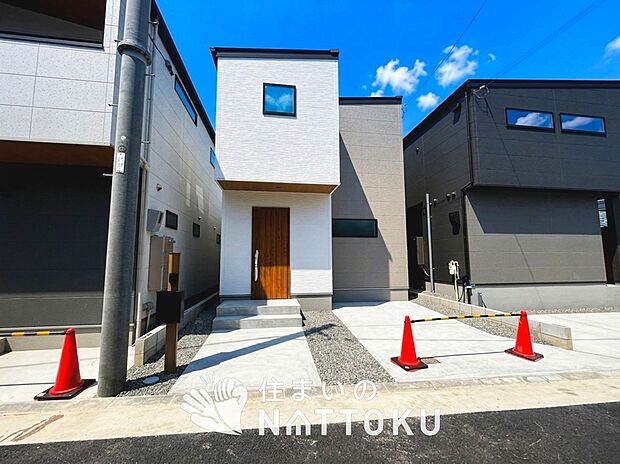 【現地写真（外観）【Ｃ号地】】軽くて火災に強い屋根材を採用し、地震時の建物への負担や揺れを軽減しています。