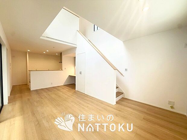 【現地写真（リビング）】フローリング材には、木目、色調など木材特有の風合いがあり、ナチュラルな美しさになっています。