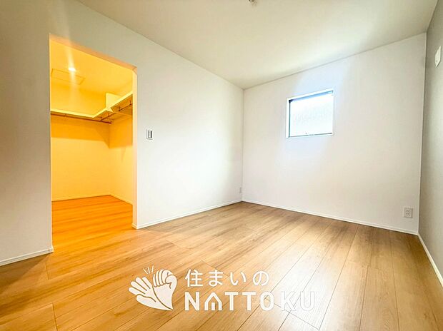 【現地写真（洋室）】木目の美しさを際立たせるシンプルデザインの建具を使用しています。