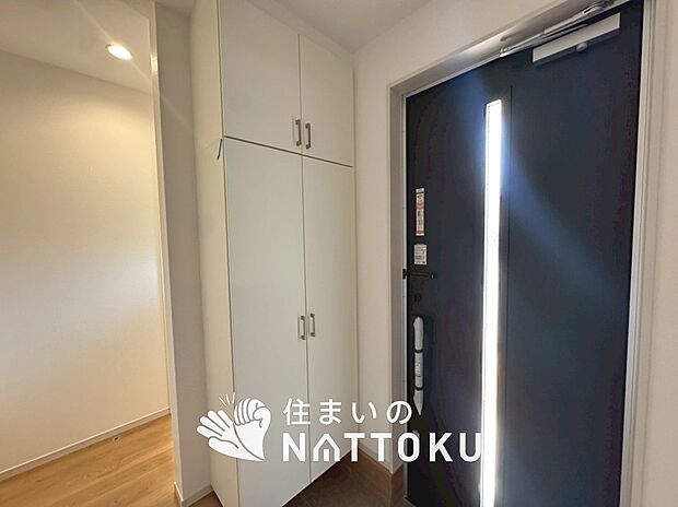 【現地写真(玄関)】玄関には、大型のシューズ収納を設置しています。