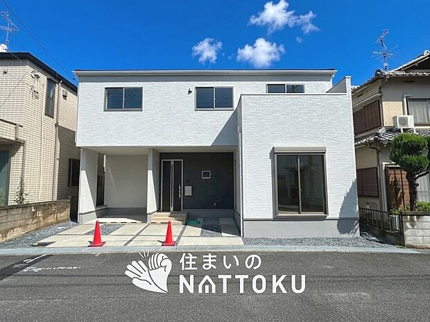 【現地写真(外観)】軽くて火災に強い屋根材を採用し、地震時の建物への負担や揺れを軽減しています。