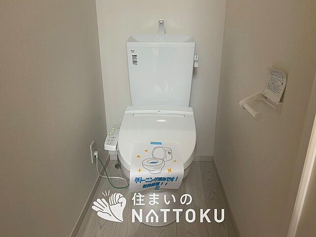 【トイレ】汚れてもサッとひと拭きでお手入れ簡単、エコ仕様の温水洗浄便座付きのトイレです。
バリアフリーにも配慮しています。
