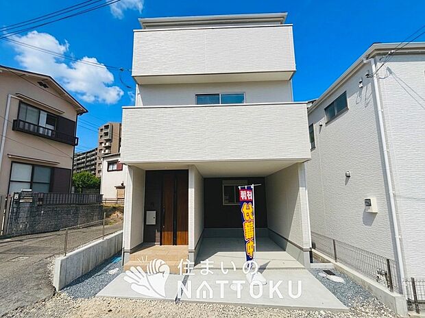 【現地写真（外観）【１号地】】軽くて火災に強い屋根材を採用し、地震時の建物への負担や揺れを軽減しています。