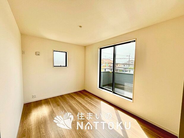 【現地写真(寝室)】木目の美しさを際立たせるシンプルデザインの建具を使用しています。