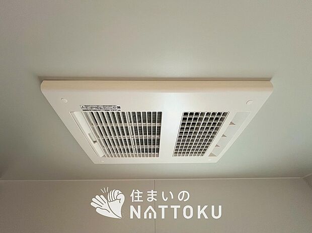 【浴室暖房換気乾燥機】サイドブロー機能で、乾燥効率アップです。
サイドに吹き出しを搭載することにより浴室内を端まで循環する気流ができ、さらに省エネ性能がアップします。