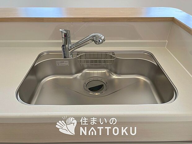 【浄水器内臓ハンドシャワー付シンク】広々とした凸型シンクに洗剤ポケットを標準装備。すっきり収納できます。
また、蛇口の先端に浄水器を内蔵しているため場所をとりません。