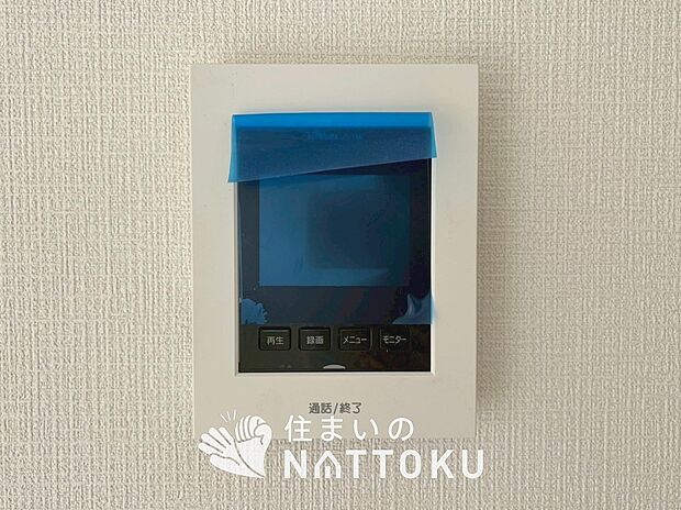 【TVモニター付インターホン】手放し通話ができ、送話表示灯で送話・受話状態が確認できます。
映像と音声で玄関先の様子をチェックできるモニター機能や、夜間の訪問者の顔も確認できるLEDライトを装備しています。