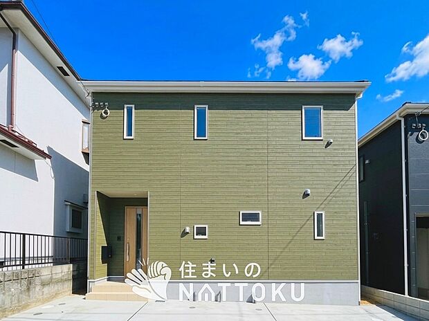 【現地写真(外観)【2号地】】雨で汚れを落とし、耐久性・耐候性に優れた外壁を使用しています。