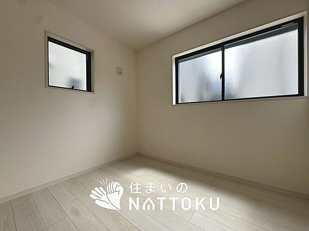 【現地写真(洋室)】木目の美しさを際立たせるシンプルデザインの建具を使用しています。