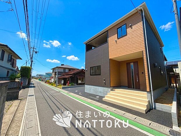 【現地写真(前道含む外観)】軽くて火災に強い屋根材を採用し、地震時の建物への負担や揺れを軽減しています。