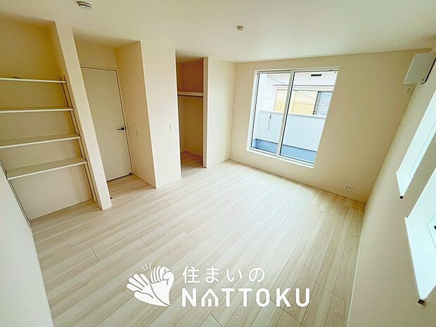 【現地写真（寝室）】木目の美しさを際立たせるシンプルデザインの建具を使用しています。