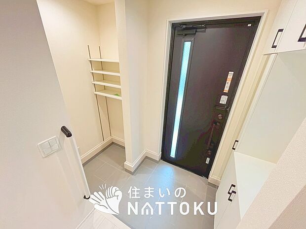 【現地写真(玄関)】玄関には、大型のシューズ収納を設置しています。