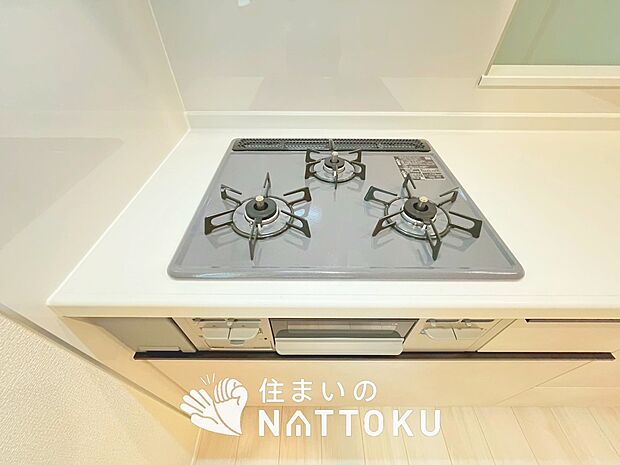 【ビルトインコンロ】フラットな構造で清掃性が高く、過熱防止センサー付3口タイプで日頃の家事も快適です。