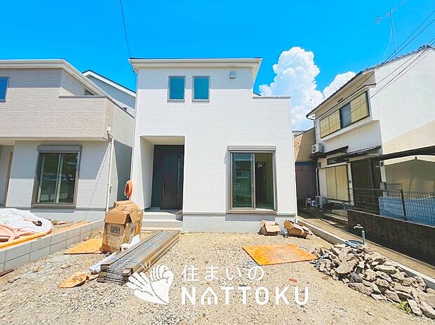 【現地写真(外観)【2号地】】軽くて火災に強い屋根材を採用し、地震時の建物への負担や揺れを軽減しています。