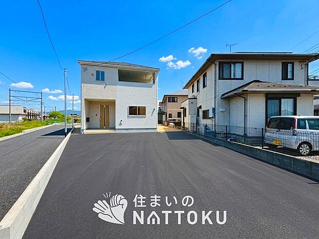 【現地写真(外観)【1号地】】軽くて火災に強い屋根材を採用し、地震時の建物への負担や揺れを軽減しています。