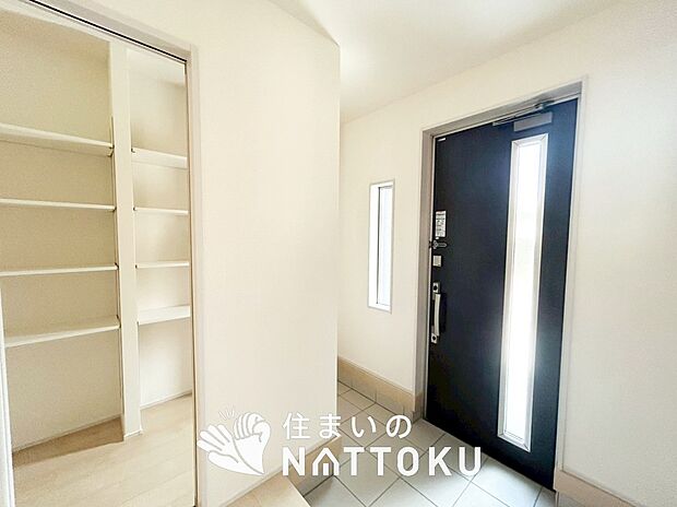 【現地写真(玄関)】玄関には、大型のシューズ収納を設置しています。