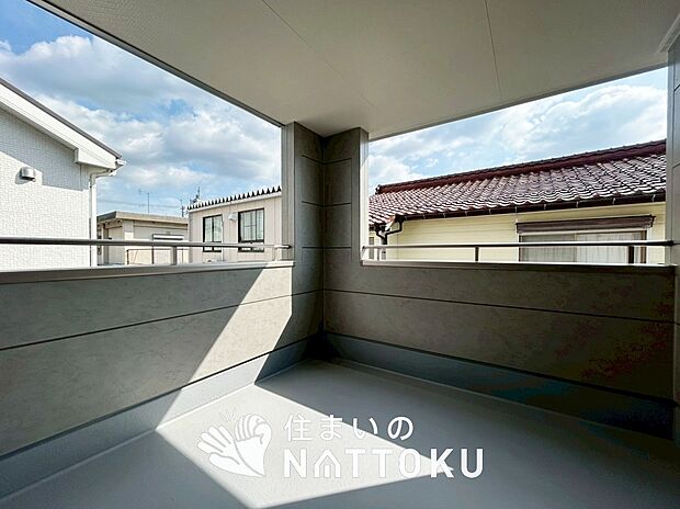 【バルコニー】奥行きが広く、洗濯物をゆったりと干せる十分な広さで、家族の洗濯も捗ります。