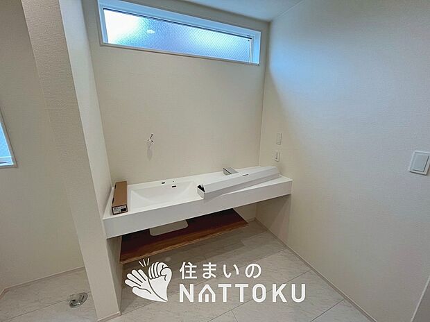 【洗面台・洗面所】鏡の両サイドは、必要なものを取出しやすく、大きな鏡面で朝の準備も快適。
使いやすいリフトアップ機能付きのシングルレバーシャワー水栓付です。