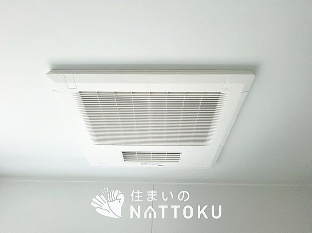 【電気式浴室暖房換気乾燥機】寒い冬場はあたたかく、暑い夏場は扇風機のような心地よさです。
雨の日は、浴室が衣類乾燥スペースになります。
