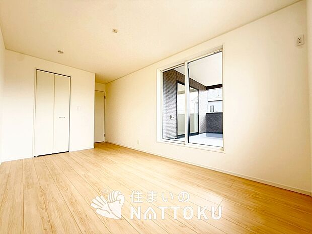 【現地写真(寝室)】木目の美しさを際立たせるシンプルデザインの建具を使用しています。