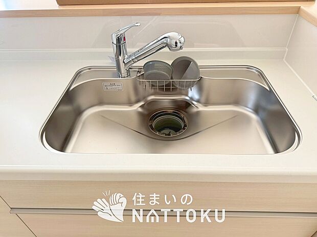 【浄水器内臓ハンドシャワー付シンク】広々とした凸型シンクに洗剤ポケットを標準装備。すっきり収納できます。
また、蛇口の先端に浄水器を内蔵しているため場所をとりません。