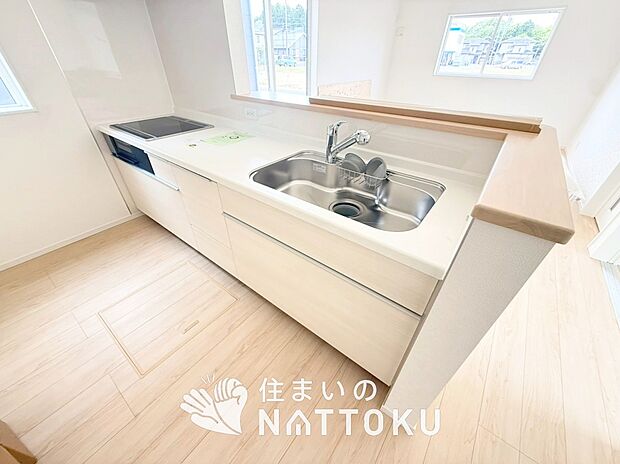 【現地写真(キッチン)】収納たっぷりのシステムキッチン、浄水器付水栓を標準装備しています。