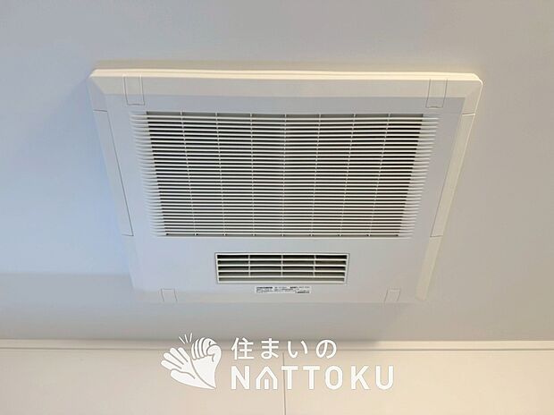【電気式浴室暖房換気乾燥機】寒い冬場はあたたかく、暑い夏場は扇風機のような心地よさです。
雨の日は、浴室が衣類乾燥スペースになります。