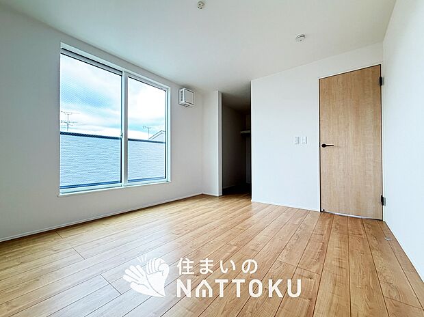 【現地写真(寝室)】木目の美しさを際立たせるシンプルデザインの建具を使用しています。