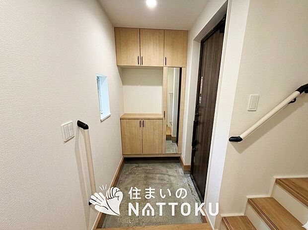 【現地写真(玄関)】玄関には、大型のシューズ収納を設置しています。