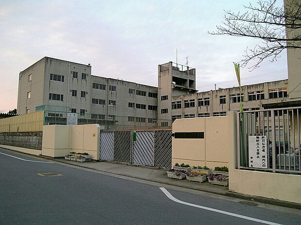 八尾市立東中学校(約390m)